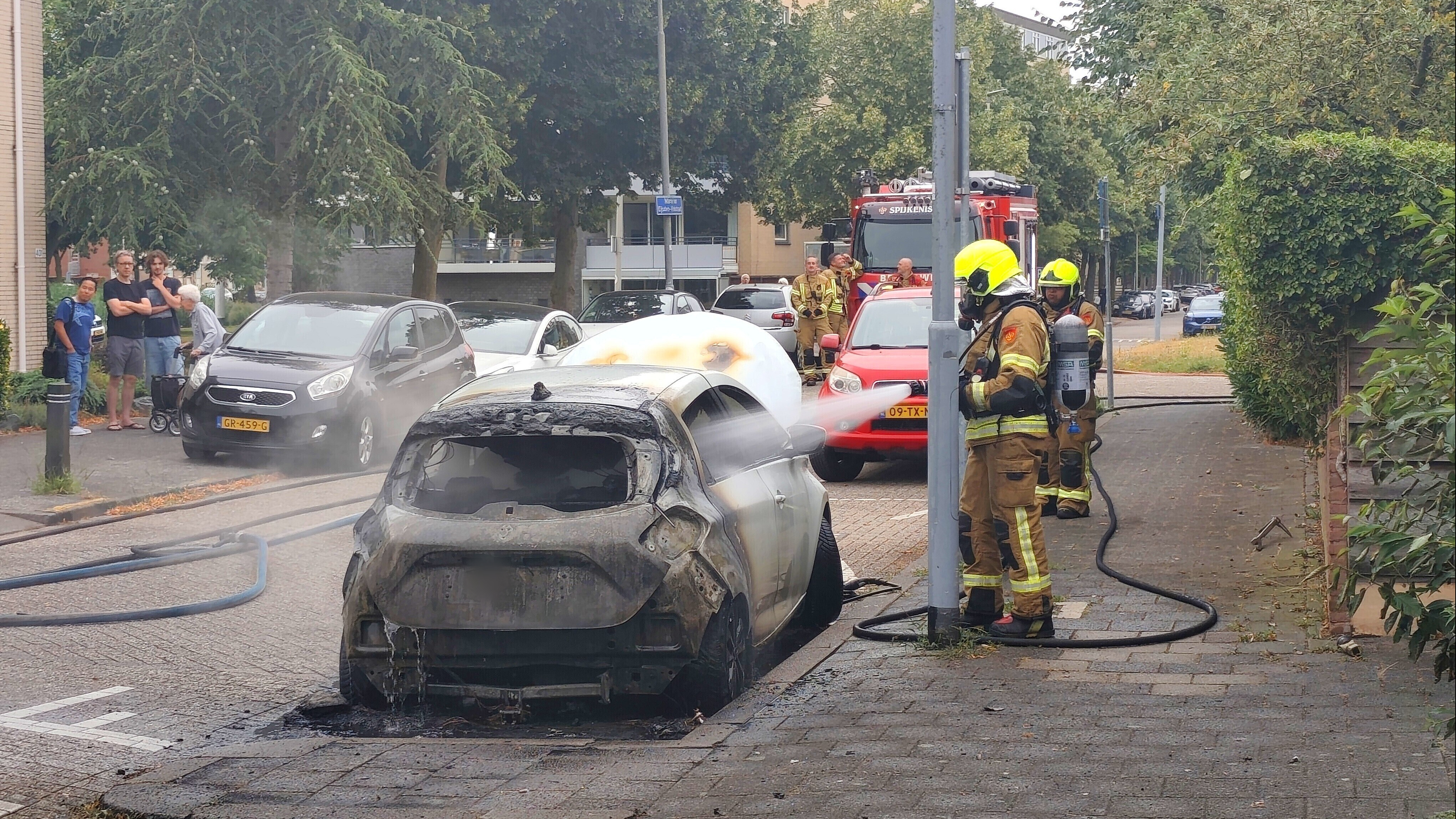 De elektrische auto wordt geblust