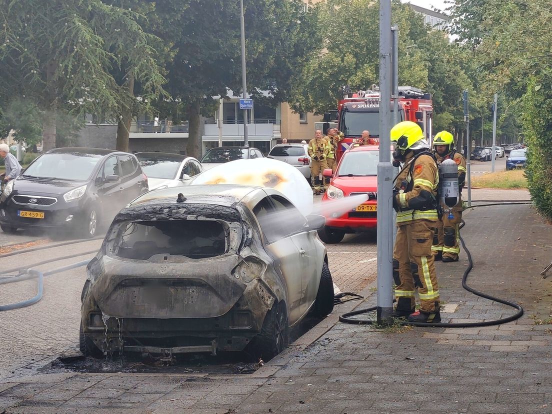 De elektrische auto wordt geblust