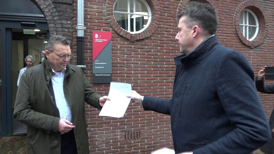 Jouke de Vries krijgt de petitie met handtekeningen tegen het ontslag