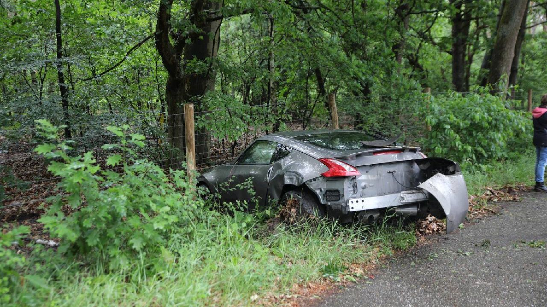 Auto belandt in hekwerk • gewonde bij ongeluk