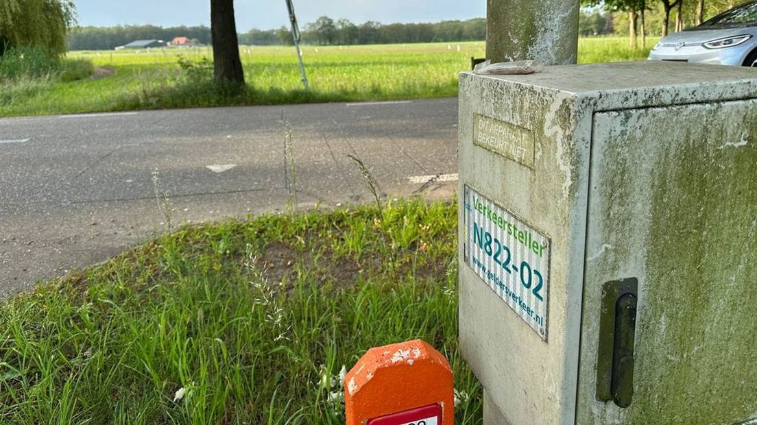 Een meetlus en verkeersteller op de N822 bij Haarlo. 'Dit apparaat bekeurt niet' staat erop.