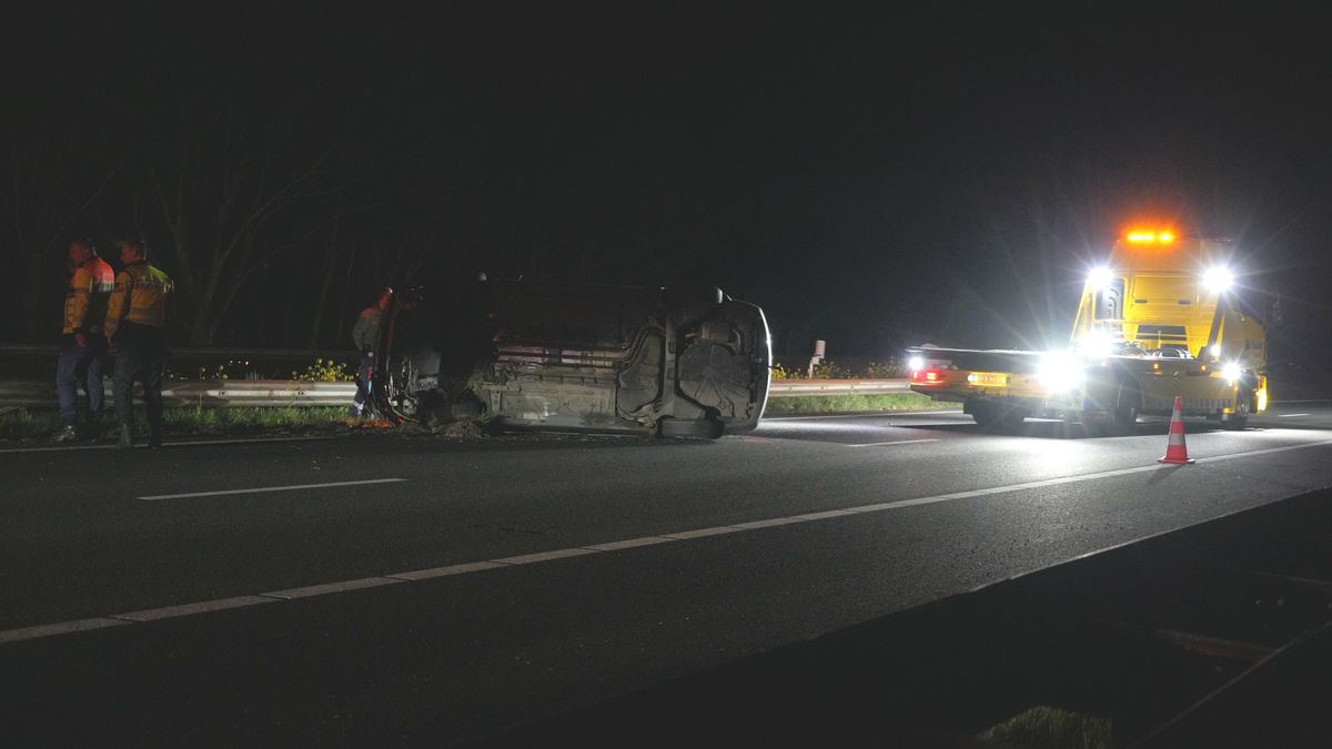 Auto eindigt op zijkant op A28 bij Hooghalen, verkeer over vluchtstrook