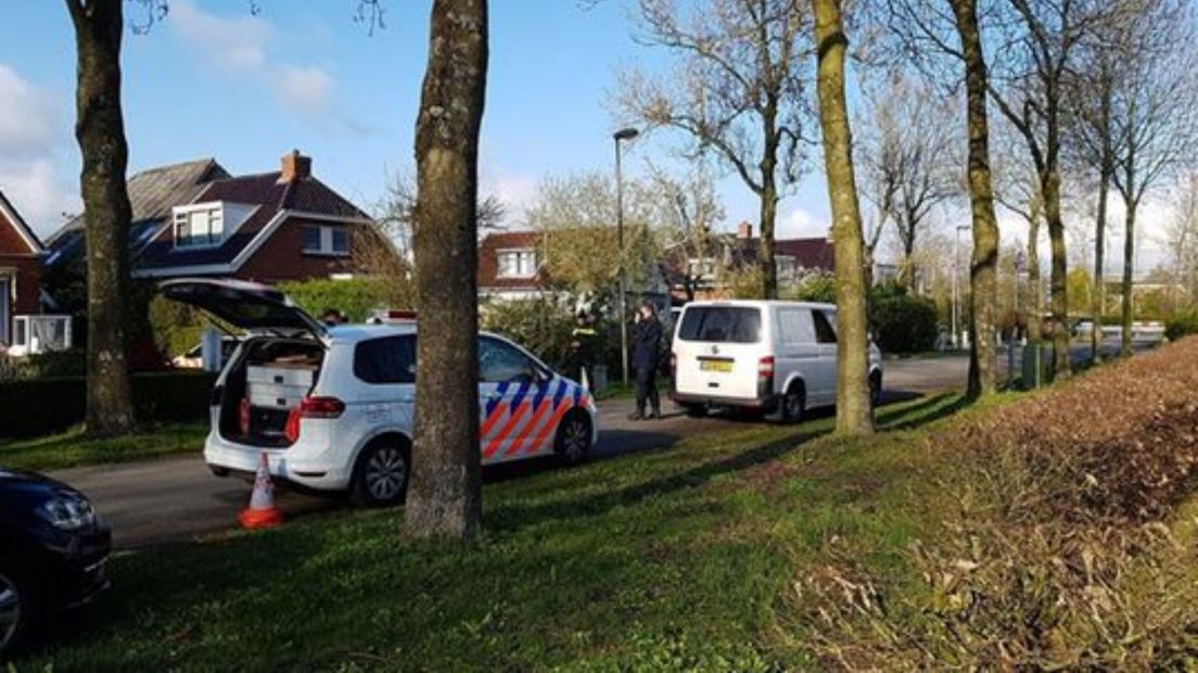 De politie bij de woning van de vrouw