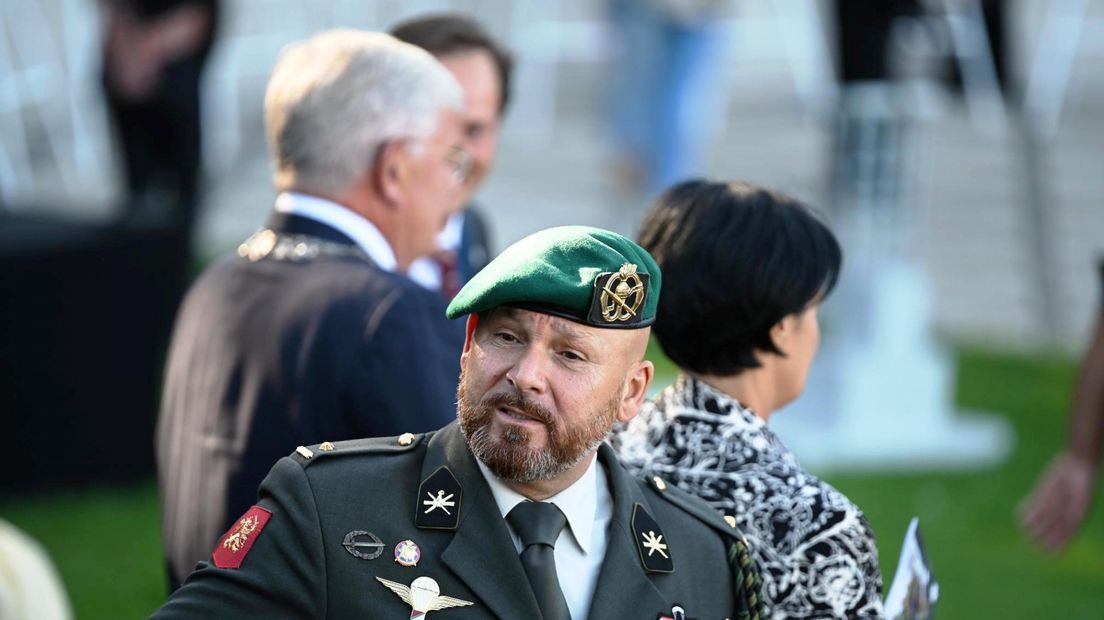 Marco Kroon, de drager van de militaire Willems-Orde, met op de achtergrond burgemeester Jan van Zanen