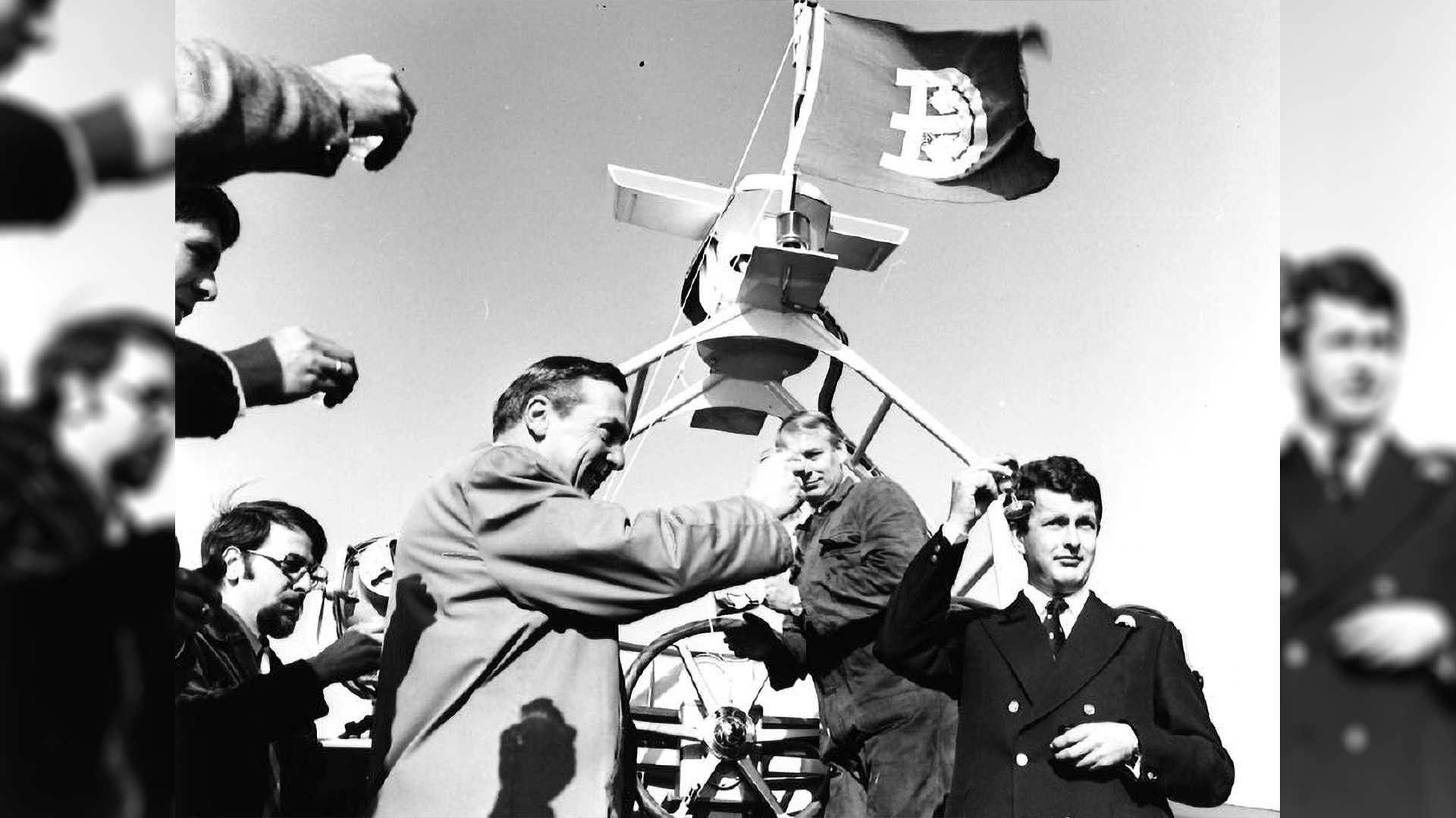 Kommer Damen (rechts) brengt een toast uit op een nieuw schip.
