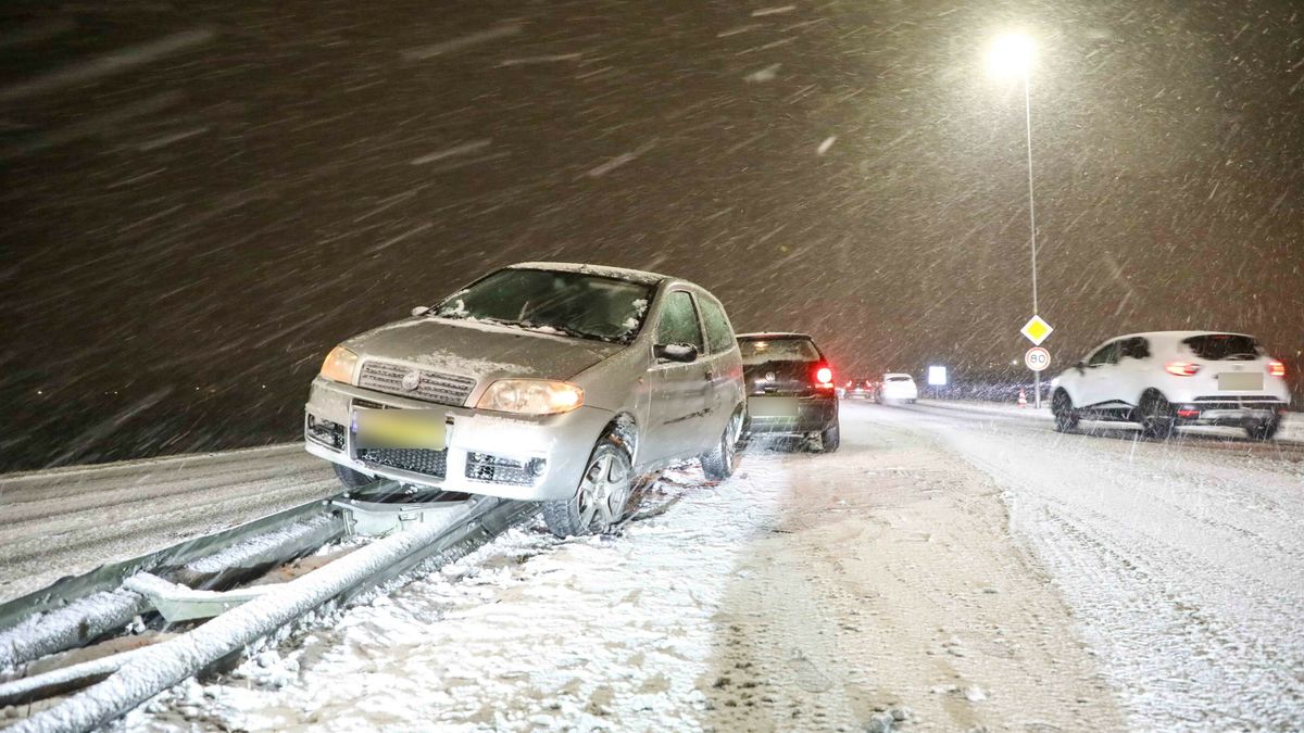 Meerdere auto's van de weg door sneeuwval | Brandweer redt hond uit water in Drachten
