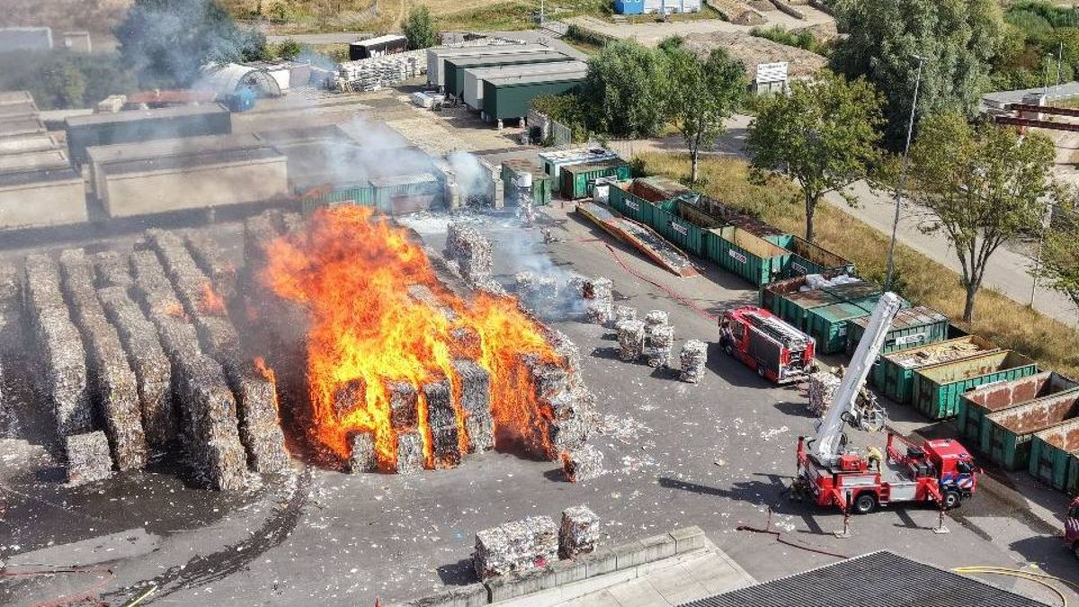 Grote brand bij papierverwerkingsfabriek in Zutphen