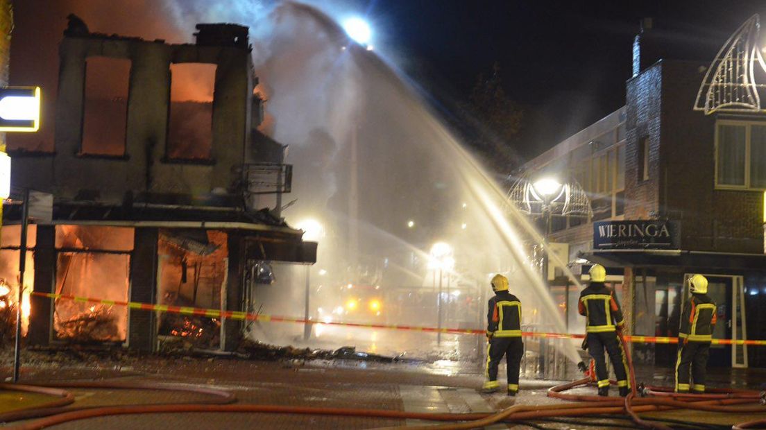 De brandweer aan het blussen in het centrum van Delfzijl