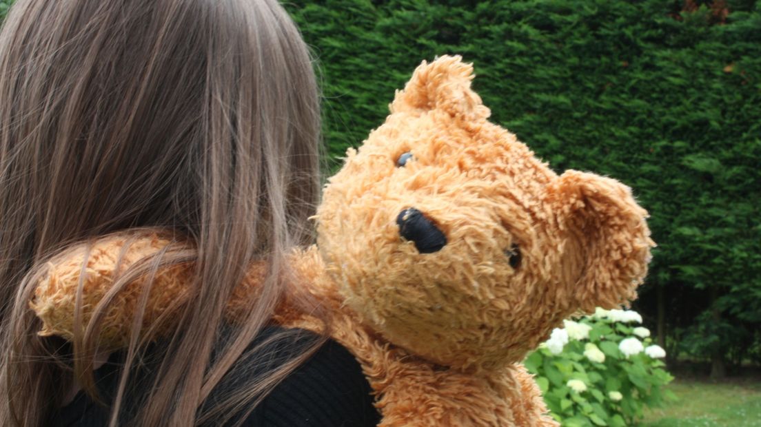 Knuffelbeer biedt troost aan een meisje