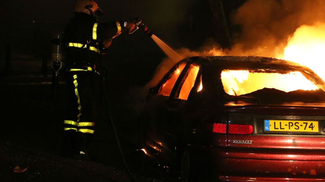 Brandweer blust autobrand
