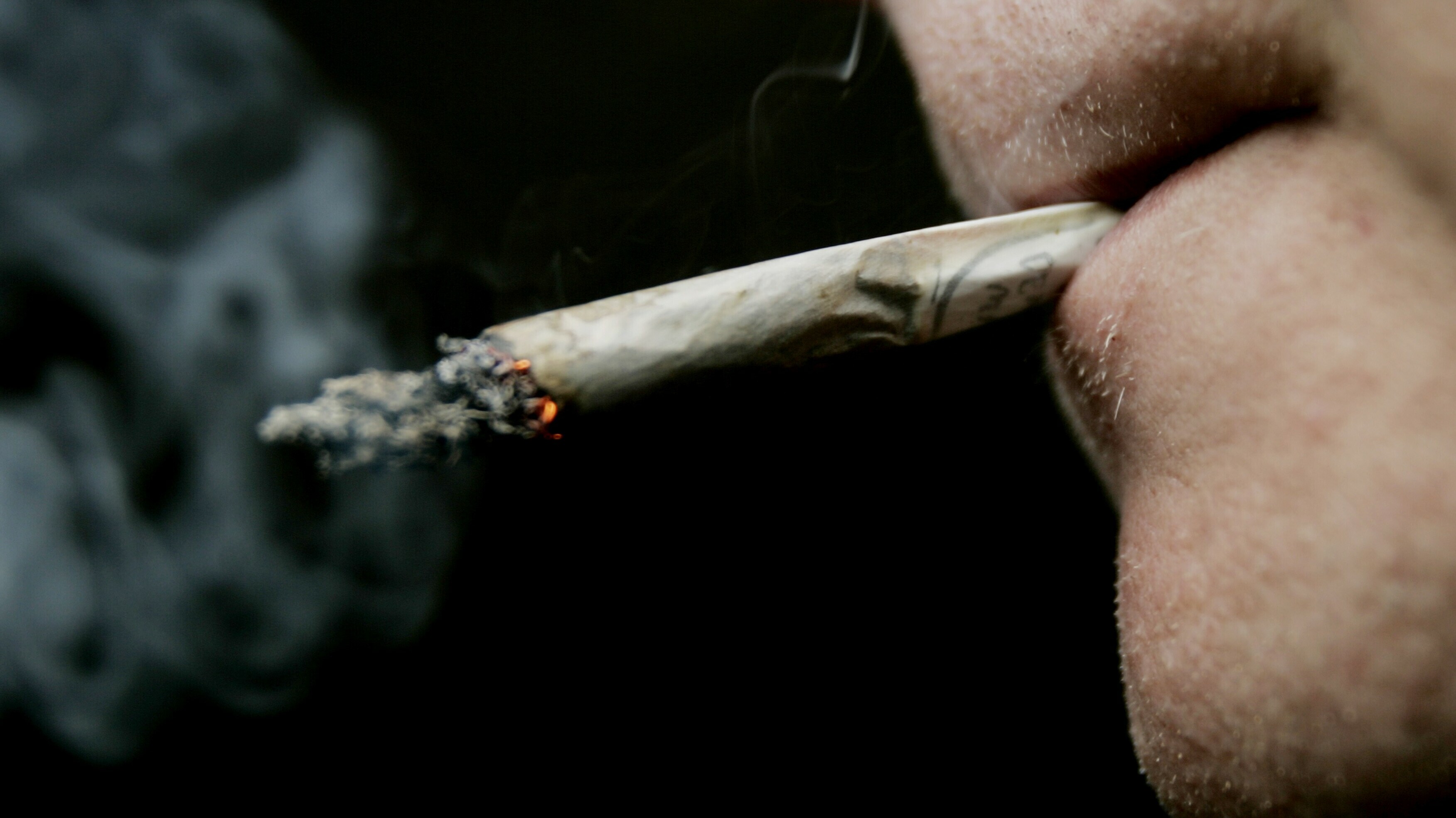 Mag je een joint roken bij een seniorencomplex?