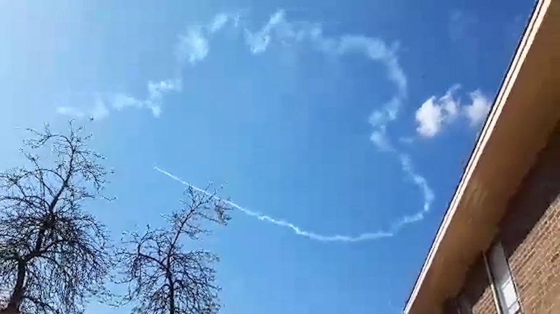 Rond een uur of drie donderdagmiddag verscheen er ineens een hartje boven Ziekenhuis Gelderse Vallei in Ede. Het bleek onderdeel van een ludieke actie van stuntpiloot Frank van Houten, die boven Nederland een route vloog om met zijn stuntvliegtuig boven ziekenhuizen hartjes te maken.