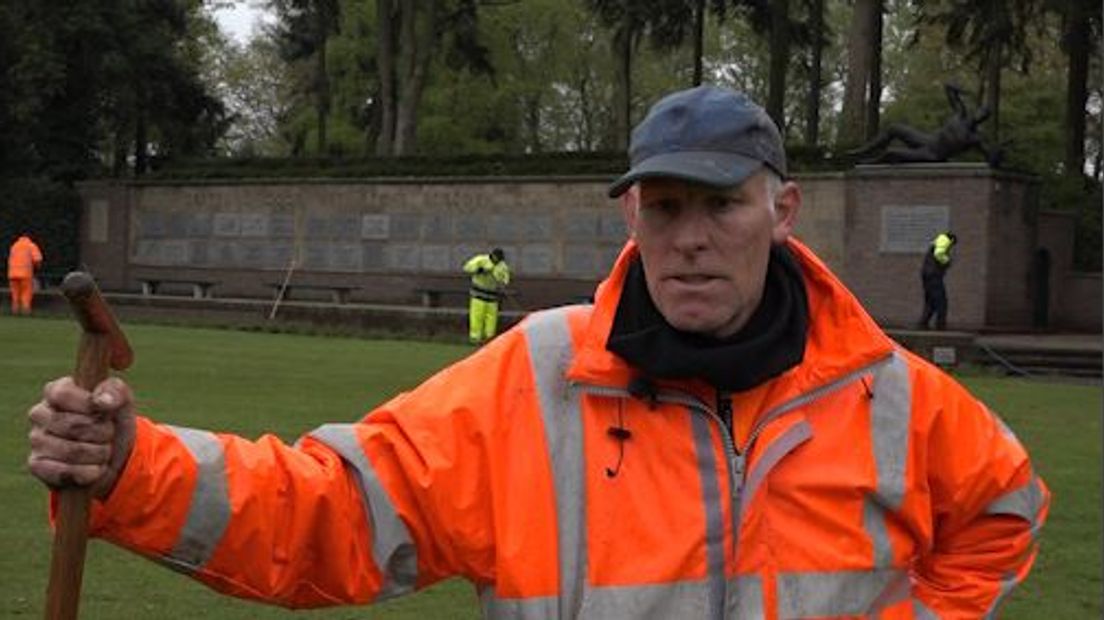 Deze dagen in mei zijn extra druk voor de mannen en vrouwen die het groen in de gemeente Ede onderhouden. De bomen staan in bloei en het onkruid en gras groeit goed. De gemeentewerkers maken de oorlogsgraven en 28 oorlogsmonumenten schoon voor Dodenherdenking.