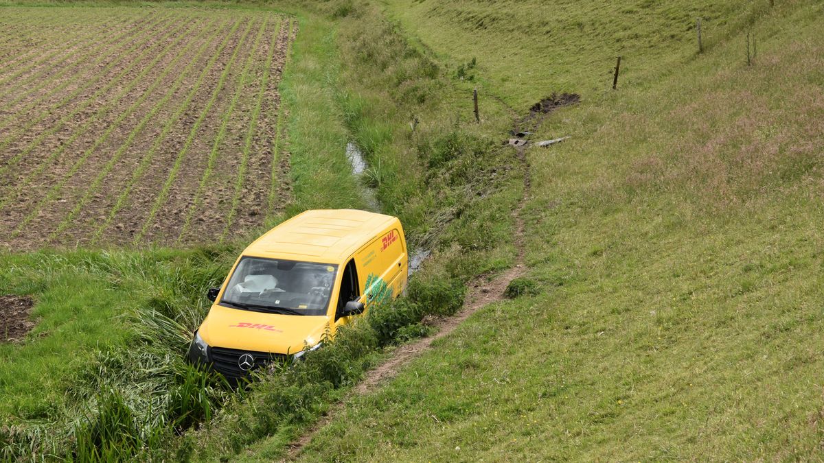DHL-busje belandt in sloot bij Blankenham