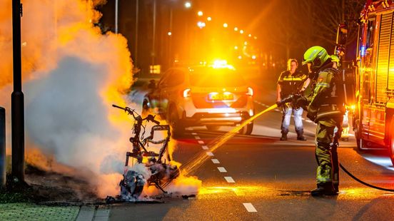 Rijdende scooter vliegt in brand, bestuurder vlucht