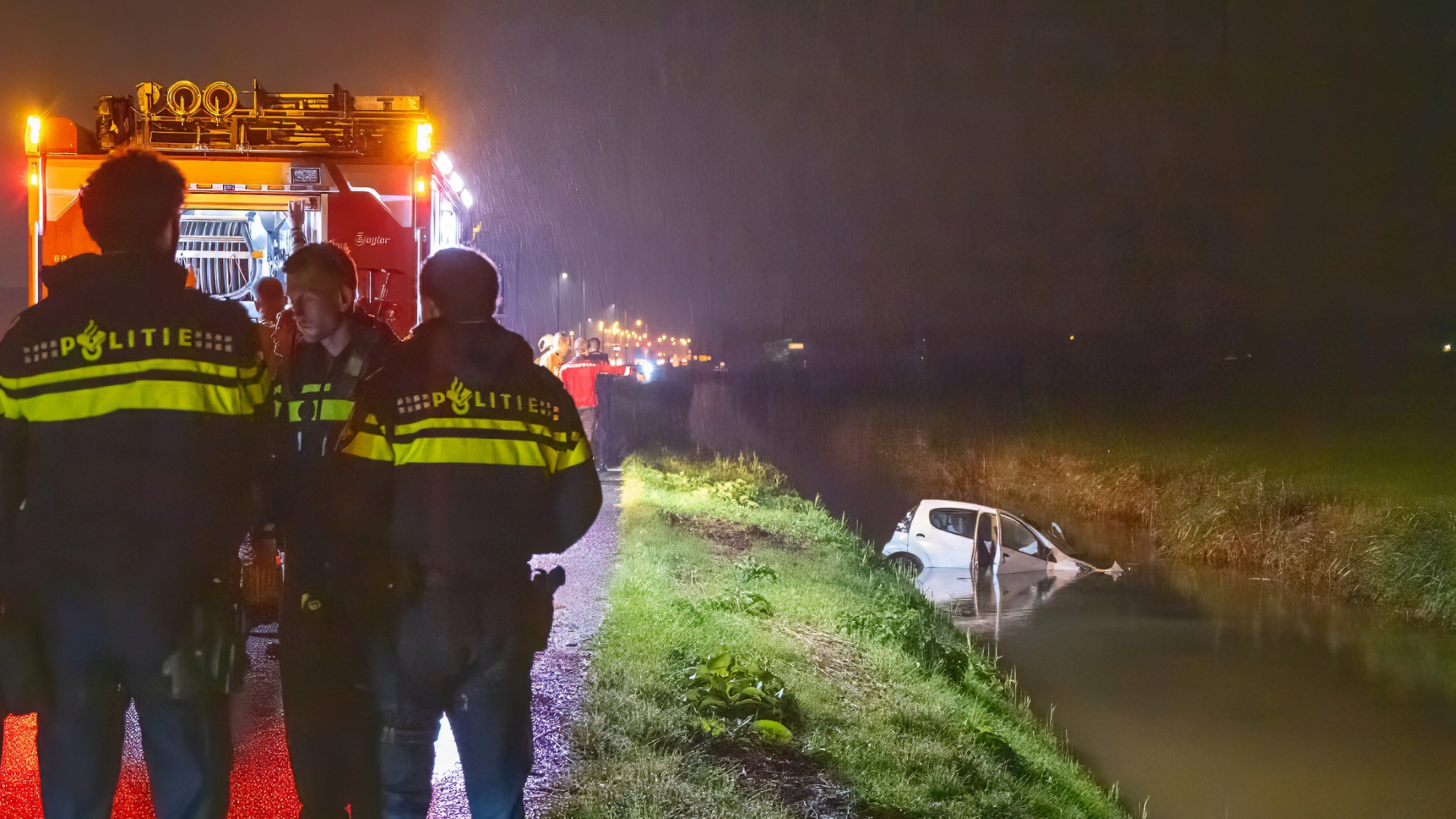 112-nieuws: Auto ramt lantaarnpaal en belandt in sloot | Grote stroomstoring in Hoogland