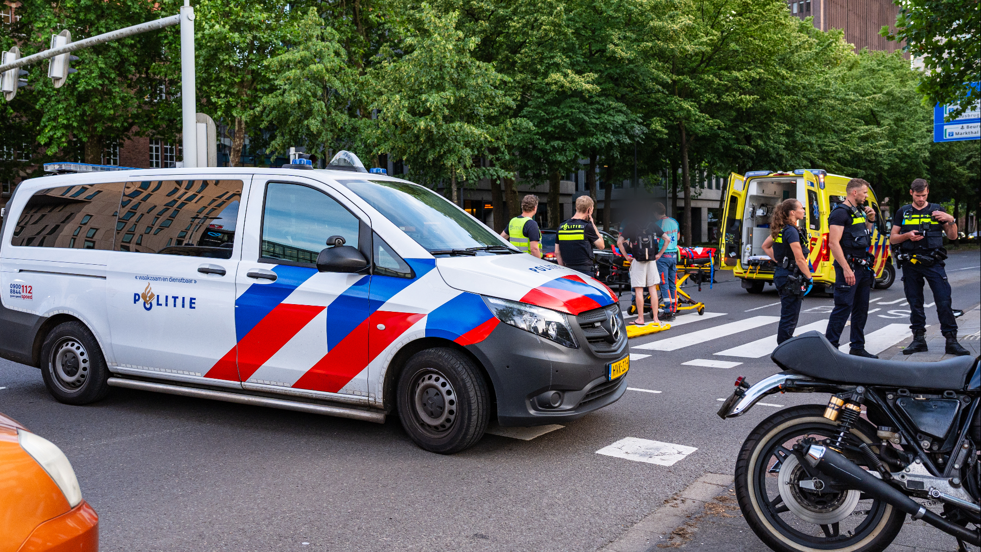 De politie is op zoek naar de auto, een zwarte Volkswagen Polo.