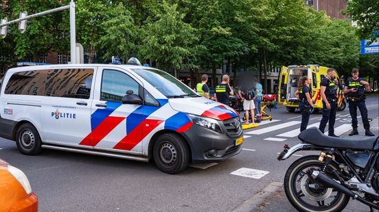 Automobilist rijdt door na aanrijding met voetganger op Blaak