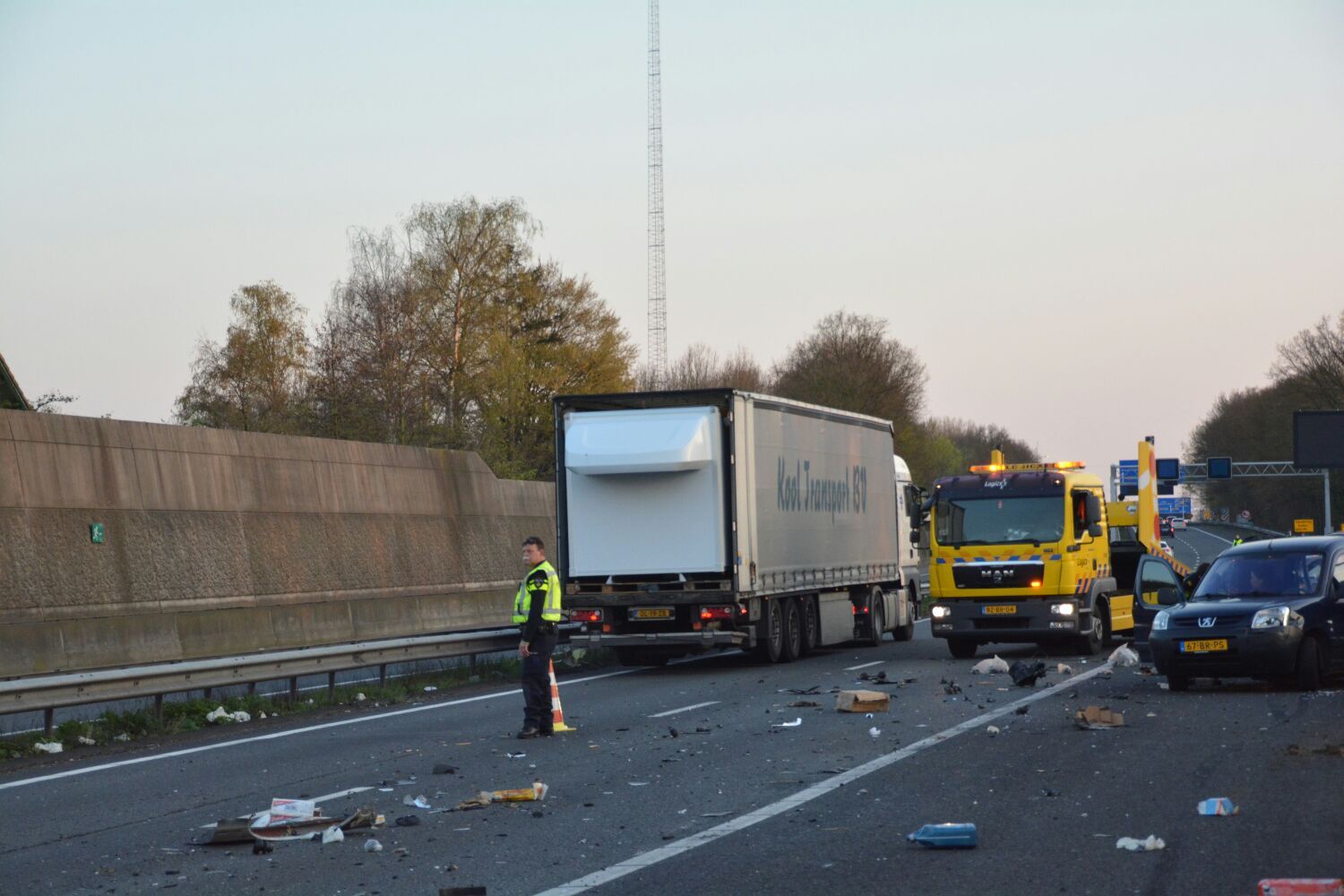 A2 Bij Meerssen Na Ongeval Bezaaid Met Brokstukken - L1 Nieuws