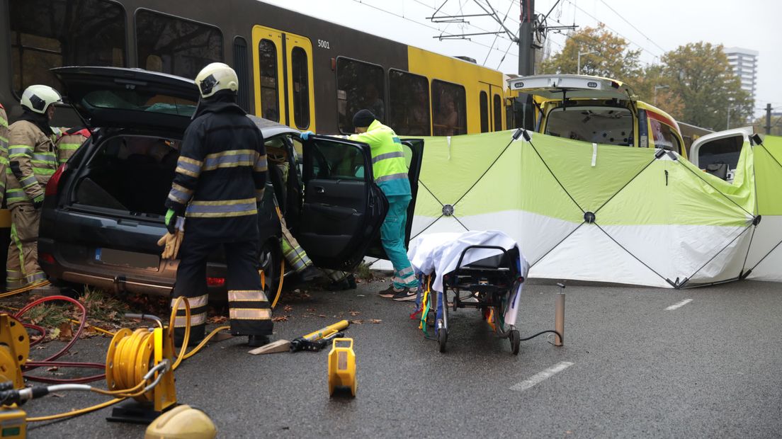 Auto botst op tram.