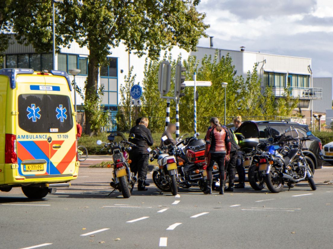 Motorrijders na aanrijding in Schiedam