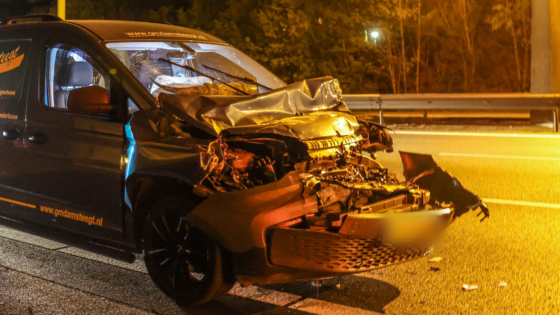 Busje botst tegen vrachtwagen op A28