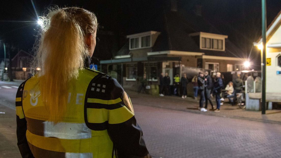 In de loop van de nacht keerde een groep jeugd zich tegen de politie (Rechten: Persbureau Meter)