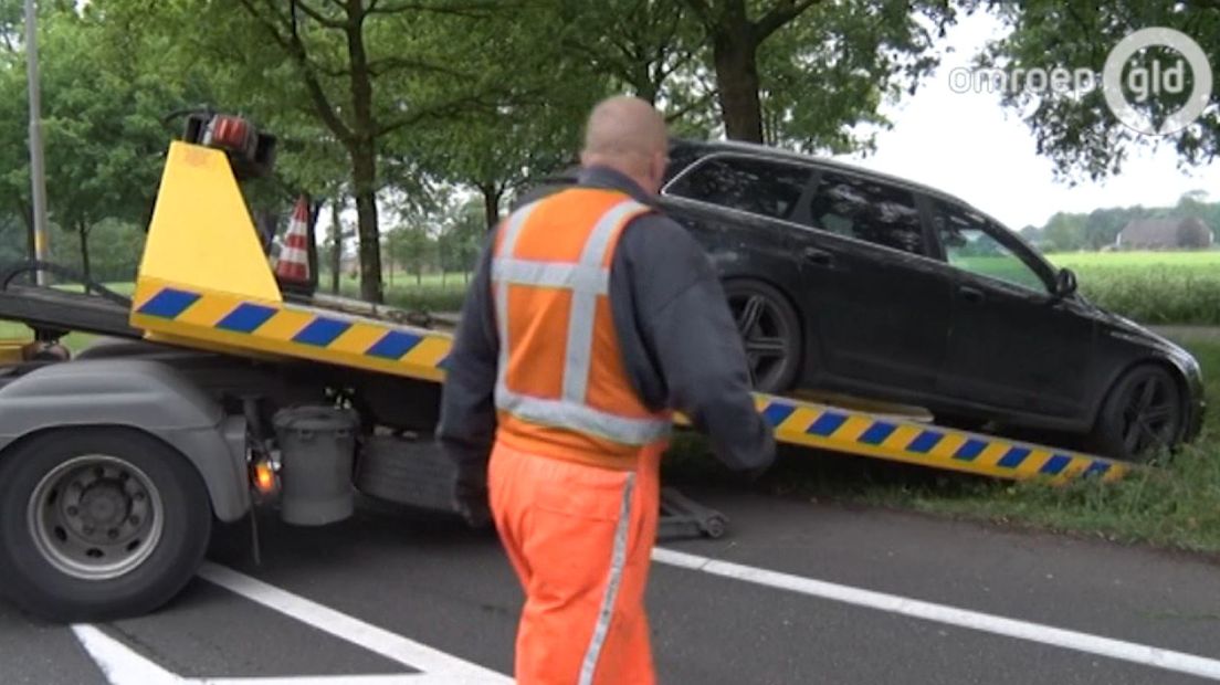 De N18 bij Varsseveld was woensdagochtend in beide richtingen afgesloten na een ongeval. Twee personen waren op hun vlucht voor de politie met hun auto van de weg geraakt. De omgeving werd daarna ruim afgezet vanwege explosiegevaar, maar na onderzoek van de EOD bleek daar geen sprake van.