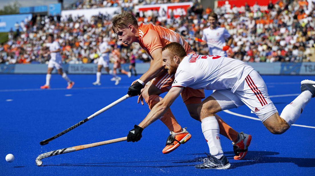 Koen Bijen in actie tijdens de EK hockey-finale tegen Engeland