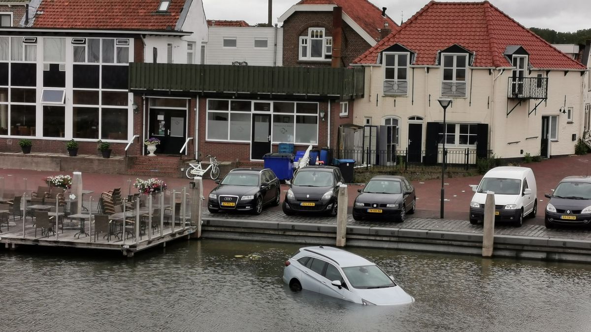 Auto rolt in het water bij Colijnsplaat, 'handrem vergeten'