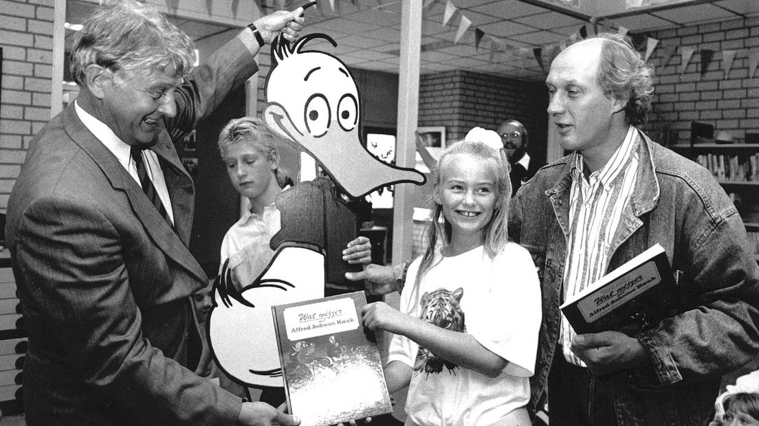 Herman van Veen (rechts) in 1998 bij de presentatie van zijn boekje 'Wat wijzer met Alfred Jodocus Kwak' op de Leidse basisschool De Zwaluw