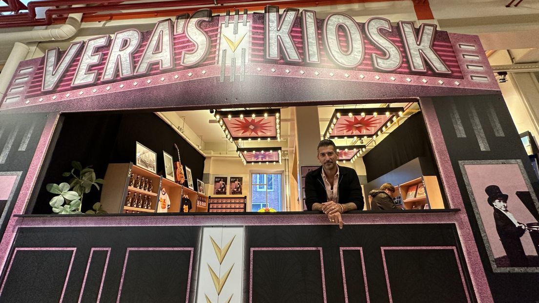 Danny Vera bij zijn kiosk
