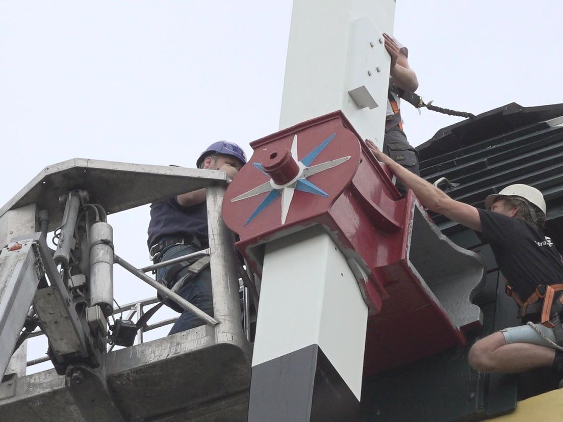 De nieuwe wiek wordt geplaatst in molen De Vier Winden