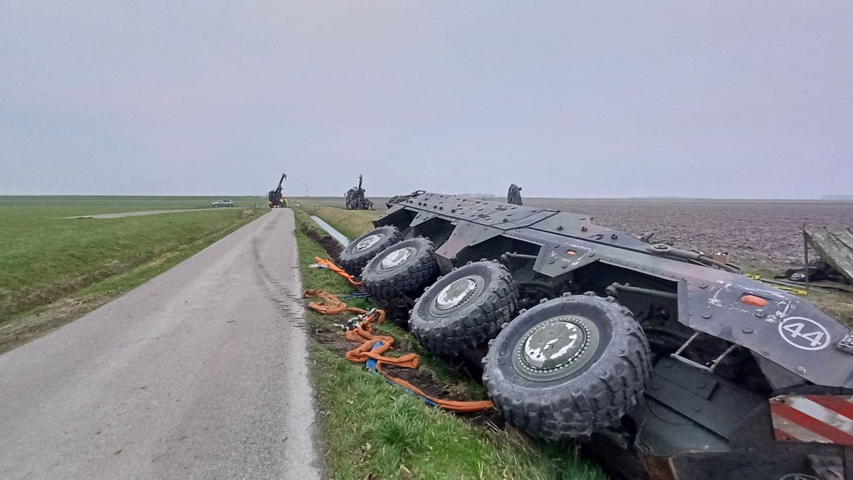 Voertuig Defensie in de sloot bij Warfstermolen | 'Dringende situatie' in Menaam
