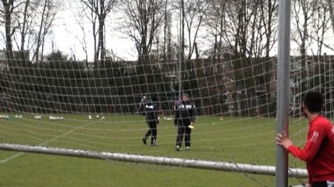 NEC-supporter Jean Knipping gaat al een kampioenslied opnemen, maar de spelers en trainer Ruud Brood zingen nog niet mee.""Zangkwaliteiten zitten wel in mijn naam.