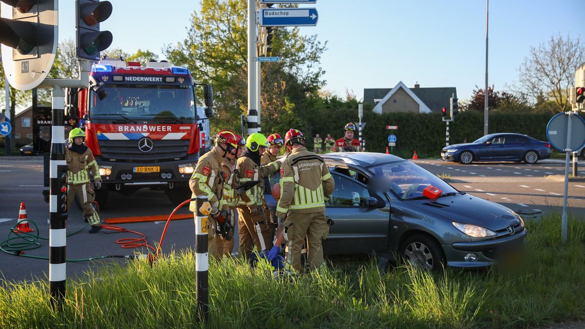 Moeder gewond bij botsing auto's in Nederweert, kinderen op achterbank ongedeerd