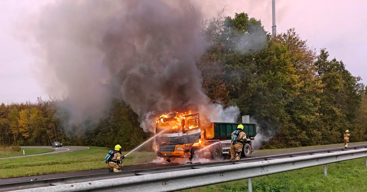Vrachtwagen brandt uit op A79 bij Heerlen