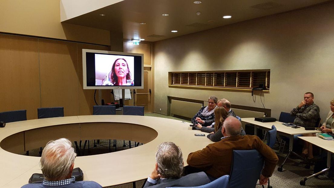 Via een Skype-verbinding wordt met Mieke Damsma gepraat (Rechten: Robbert Oosting / RTV Drenthe)