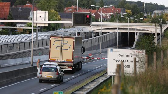 112 nieuws: N35 bij Nijverdal helemaal dicht door ongeluk. 112 nieuws: N35 bij Nijverdal helemaal dicht door ongeluk.