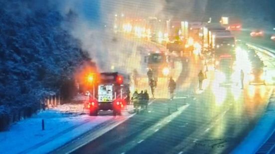 Auto in brand op snelweg, enorme file