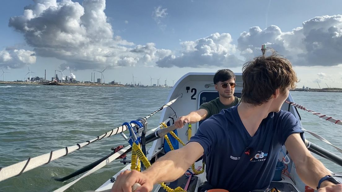 De studenten oefenen op zee bij IJmuiden