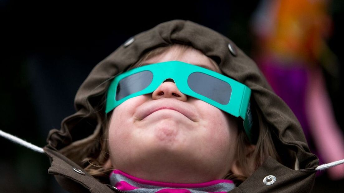 Met een speciale eclipsbril is het veilig om naar de zon te kijken