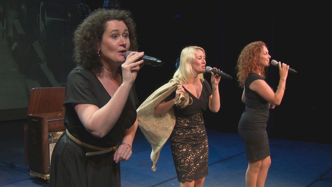 De Pauwergirls aan het repeteren