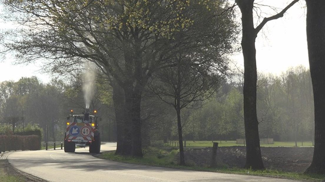 Bomen worden bespoten met het middel Xentari