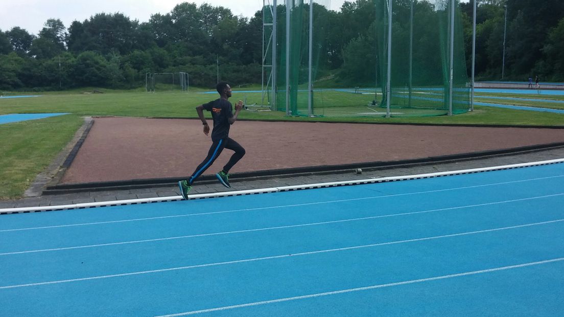De 17-jarige Abdu uit Eritrea is hard op weg om -net als de Ethiopische medaillewinnares Sifan Hassan- een topatleet te worden. Zijn talent werd ontdekt in het asielzoekerscentrum in Borculo waar hij tot voor kort woonde. Inmiddels is hij verhuisd naar het azc in Velp en kan hij met de fiets naar Papendal.