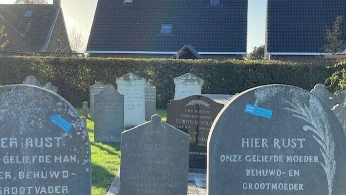 Met stickers op grafstenen hoopt Tholen de eigenaren van 482 graven te vinden