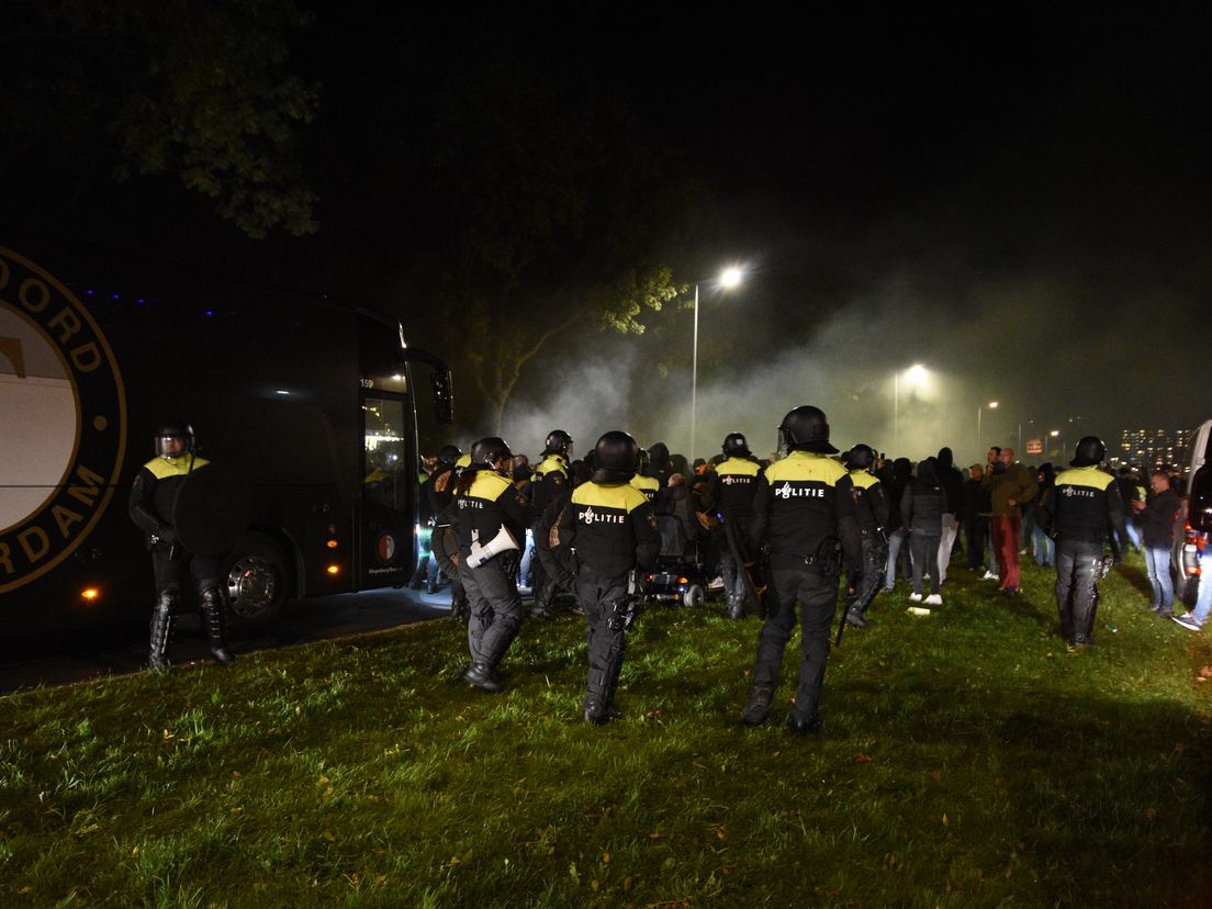 Ongeveer 300 teleurgestelde en boze Feyenoordsupporters hebben zich zondagavond bij trainingscomplex 1908 verzameld.