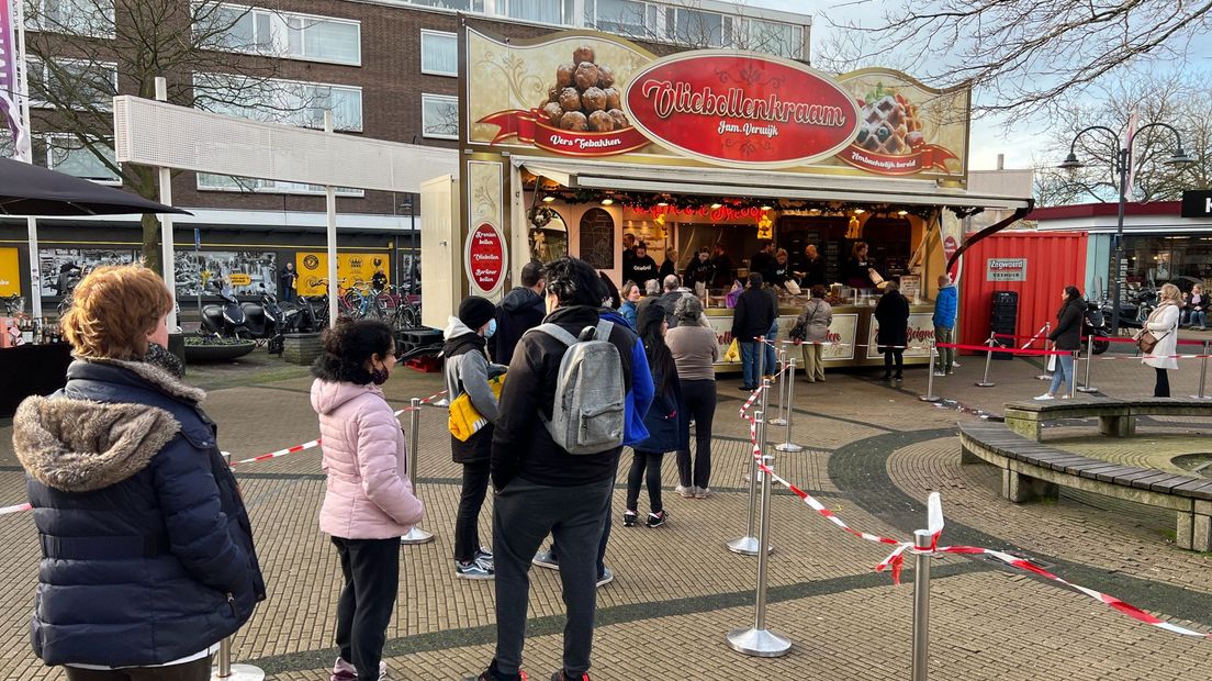 Lange rij voor de oliebollenkraam in Voorburg