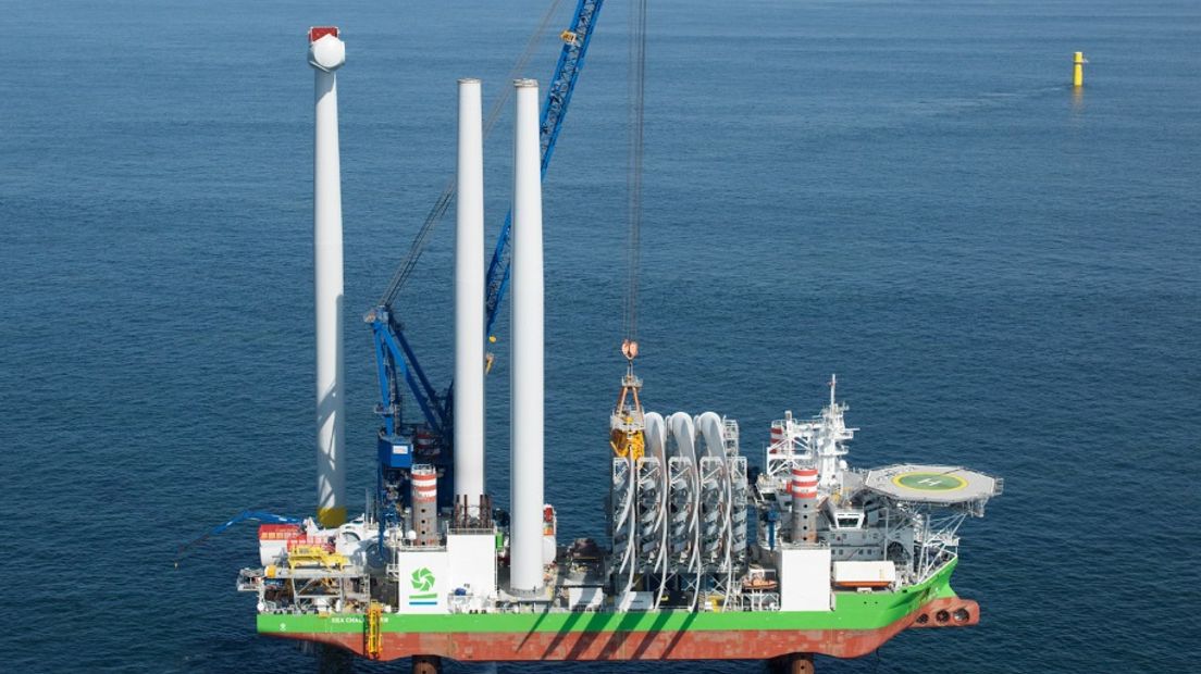 Windturbines worden op zee geplaatsts
