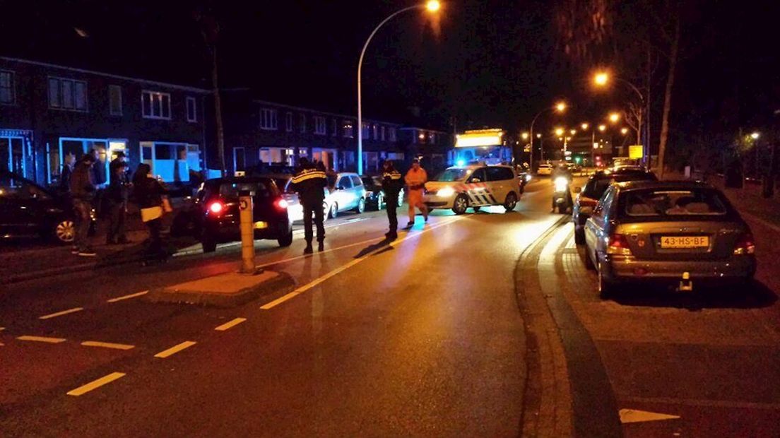 Auto botst op geparkeerde auto in Hengelo